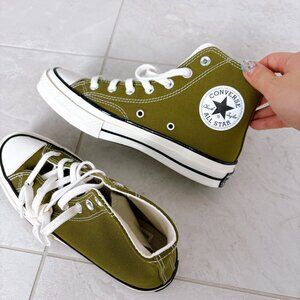 BRAND NEW CONVERSE, SIZE WOMEN 7, COMES WITH BOX
